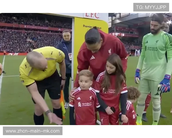 裁判组赛前与若塔孩子击掌,体现足球人文关怀 裁判组赛前与若塔孩子击掌,体现足球人文关怀