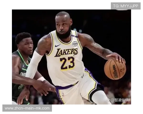 詹姆斯突破篮下强硬上篮，造成对手犯规