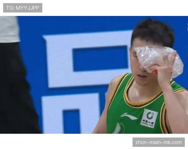 颁奖仪式上，膝盖缠着冰袋的赵继伟仰望彩带，眼神中写满不甘